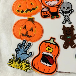 2024 nuevos parches bordados 3D personalizados a granel al por mayor tela bordada de animales de Halloween parches en blanco sombreros marca corazón flor - Product Image 1