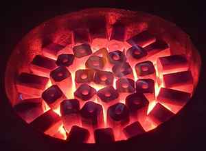 Vente en gros au Vietnam de briquettes de sciure de bois dur sans fumée charbon de bois fabriqué à la machine pendant 5 à 6 heures de combustion pour barbecue - Product Image 2