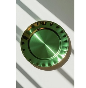 Plaque de chargeur en métal argenté avec élégance conçue pour couronner votre table de prestige lors de mariages et de grands événements - Product Image 4