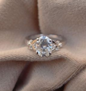 Anillo de corte ovalado de moissanita blanca lujosa de Plata de Ley 92,5, regalo de graduación para hija - Product Image 3