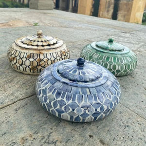 Boîte de rangement ronde antique en teck avec incrustation d'os unique sculpture panneau mural décoratif pour la maison technique polie - Product Image 1