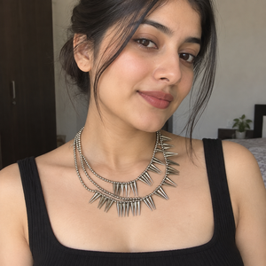 Collier statement multicouche en argent avec pointes punk faites à la main |   Collier de perles métalliques vintage pour femmes - Product Image 1