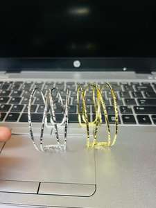 Pulsera abierta de línea cruzada de Metal dorado de 18 quilates personalizada, brazaletes de moda galvanizados de latón de versión ancha geométrica personalizada - Product Image 3