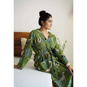 ชุดคลุมนอนสีเขียว Jungle Joy สำหรับครอบครัว ผ้าทอ มีเชือกผูก ปรับขนาดได้ รับทำโลโก้ตามสั่ง - Product Image 1