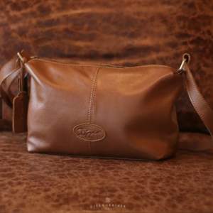 Sac à bandoulière de grande capacité pour femmes de haute qualité fait à la main en cuir de vache véritable, durable et élégant d'Indonésie - Product Image 5