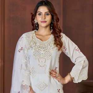 Ensemble Kurti et pantalon blanc brodé élégant avec dupatta doux pour les occasions traditionnelles - Product Image 1