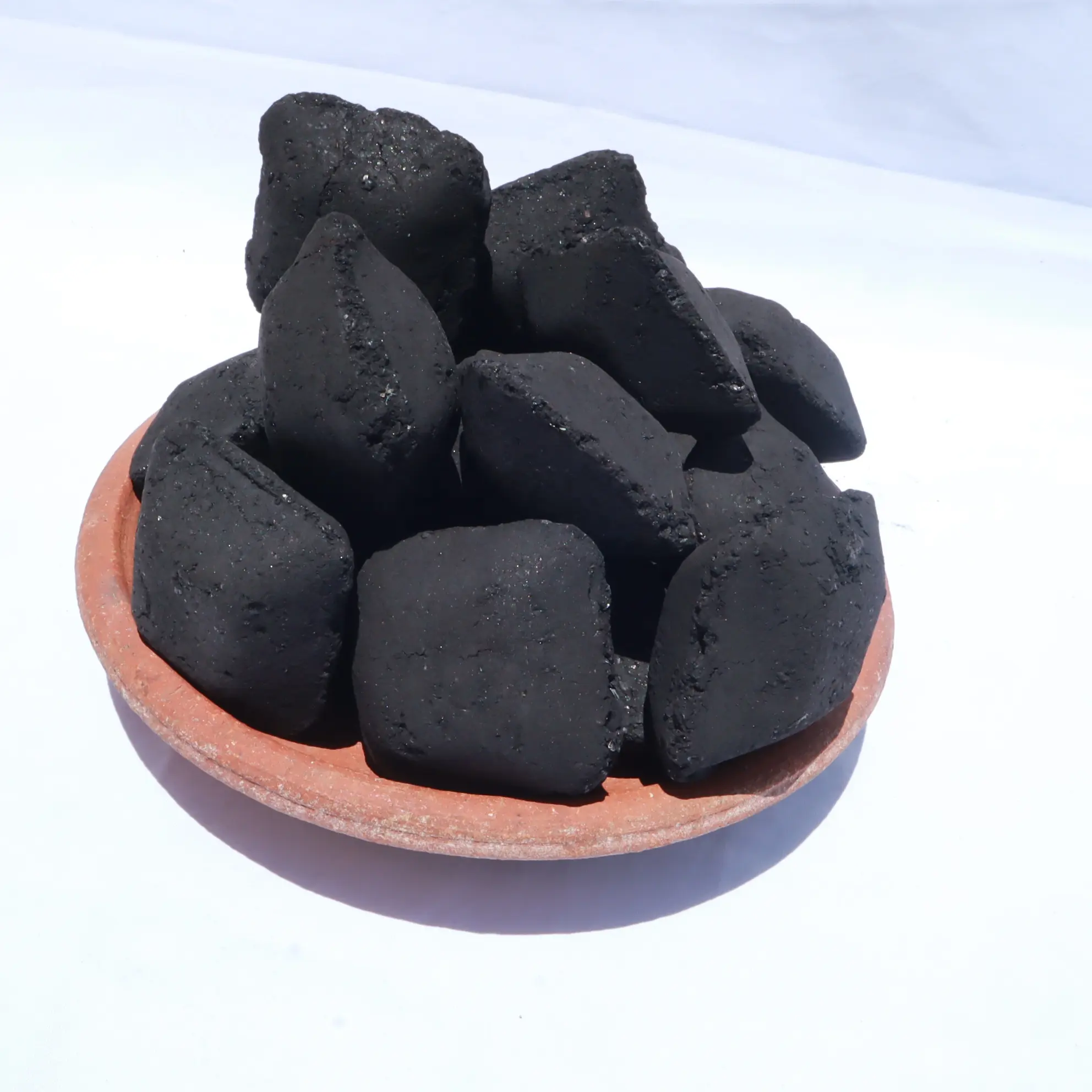 Les meilleures ventes sous la teneur en cendres de 10% Briquettes de charbon de coco biologique accumulées Meilleures pour les grillades et le barbecue