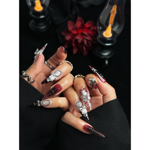 Uñas Postizas con Diseño de Muñeca Gótica - Product Image 2