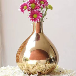 Soporte de Flores de Metal Esculpido para Diseños Interiores Encantadores y Arreglos de Estilo de Habitación Hermosos - Product Image 1