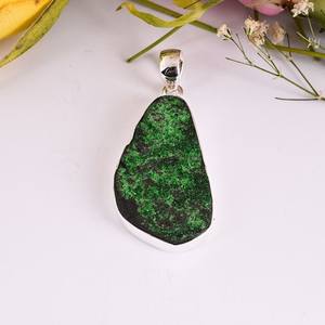 Pendentif en pierre naturelle Uvarovite, or jaune, pendentif en argent Sterling 925, bijoux faits à la main, cadeau pour elle, bijoux en gros - Product Image 1