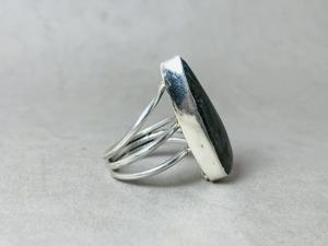 แหวนพลอยลาบราดอไรต์สีเงินสเตอร์ลิงทำด้วยมืออัญมณีโบฮีเมียนหยดน้ำตาสีฟ้าของ925 - Product Image 4