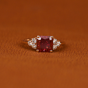 Bague de fiançailles tendance en or jaune plaqué or 18 carats certifiée IGI, sertie de diamants de laboratoire taille radiant de 2,0-2,5 carats, personnalisable - Product Image 2