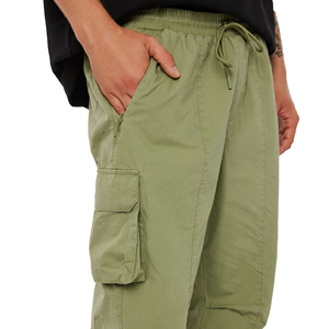 Pantalon homme style urbain épuré, conçu pour une mobilité flexible, avec une forme simple et un look moderne équilibré. - Product Image 3