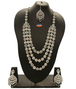 Ensemble de collier AD multicouche à l'aspect lourd idéal pour les fonctions de mariage de demoiselles d'honneur et les grandes occasions festives - Product Image 1