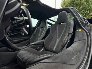 EXCELENTE COUPE USADO 2025 750S RWD CON TRANSMISIÓN MANUAL DE 7 VELOCIDADES, MOTOR V8 DE 4L Y 740 HP - Product Image 4