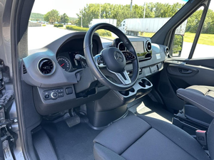 Mercedes-Benz Sprinter Diésel Gris 2024 (Usado en Excelentes Condiciones) Transmisión Automática, Interior de Cuero, Volante a la Izquierda, R17 - Product Image 2