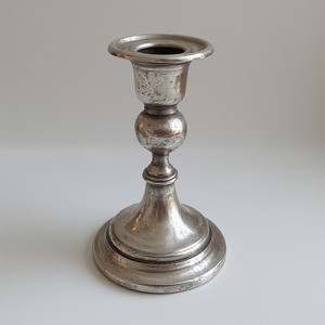 Bougeoir de Noël en laiton poli conçu avec une touche festive élégante offrant un style de vacances de qualité supérieure pour les décorations - Product Image 5