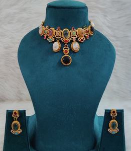 Collier Polki en laiton de qualité supérieure avec de magnifiques boucles d'oreilles, ensemble de collier traditionnel indien minimaliste pour mariage, tenue de soirée - Product Image 2