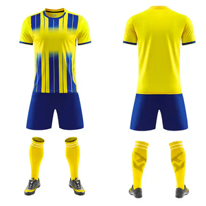 Vêtements de football rétro personnalisés pour hommes et enfants Ensemble de maillots de club d'uniformes de football personnalisables - Product Image 5