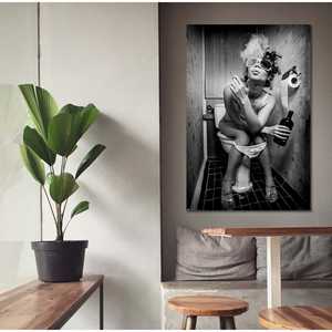 Affiche murale moderne représentant une fille assise sur les toilettes - Product Image 4