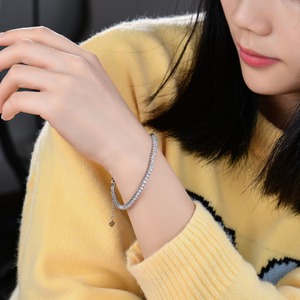 Offre Spéciale élégant bracelet de tennis en moissanite diamant créé par un laboratoire étincelant pour les cadeaux et les occasions spéciales disponibles au meilleur prix - Product Image 5