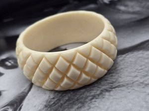 Bracelet en résine artisanale Bijoux tribaux exquis pour femmes Design sophistiqué Composition légère et mode - Product Image 6