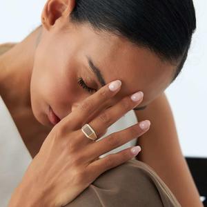 แหวนหมั้นทับทิม 1.5 กะรัต ทอง 14K ประดับด้วยดีไซน์วงแหวนแบบ Halo พร้อมทับทิมสีแดงเพลิงตรงกลาง เสริมด้วยประกายระยิบระยับ - Product Image 4