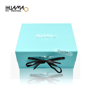 Boîtes rigides OEM Huamao, boîte en carton bleu personnalisée, pliable avec ruban et fermeture magnétique pour l'emballage de vêtements - Product Image 1