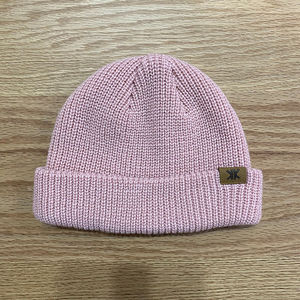 Gorro de punto con puños cortos y logotipo personalizado al por mayor para hombre, gorra de calavera Docker de arrastre con etiqueta privada con patrón de lazos para uso en la playa - Product Image 2