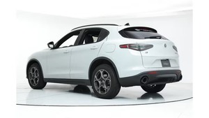 Alfa Romeo Stelvio Sprint 2025 d'occasion en excellent état, transmission intégrale, moteur turbo, boîte automatique, pneus R18, intérieur cuir, régulateur de vitesse adaptatif, jantes en alliage d'aluminium, électrique - Product Image 4