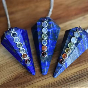 Elegante péndulo de cristal lapislázuli facetado perfecto cono de piedra de siete Chakras para meditación radiestesia al por mayor figurita de recuerdo - Product Image 5