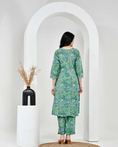 Conjunto de traje de algodón verde Neel Vanika con dupatta de mulmul - Product Image 3