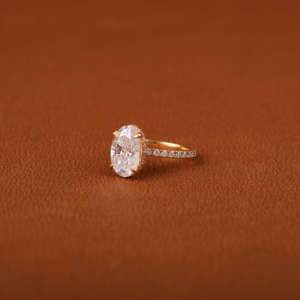 Bague de fiançailles en diamant de laboratoire de taille ovale de 3.0 carats de style classique avec des pierres d'accent glamour en or jaune 14KT certifié IGI - Product Image 2