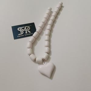 Collier tendance avec pendentif en résine blanche en forme de cœur, fermoir magnétique et perles épaisses pour femmes et filles - Product Image 5