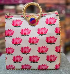 Sacs à main à bandoulière imprimés Patola brodés indiens assortis pour femmes cadeau de faveur de mariage parfait - Product Image 5