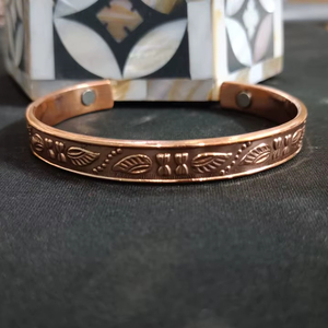 Brazalete de Terapia Magnética de Cobre Puro Hecho a Mano con Patrón de Hojas en Relieve, Brazalete de Bioenergía Curativa para el Alivio del Dolor - Product Image 1