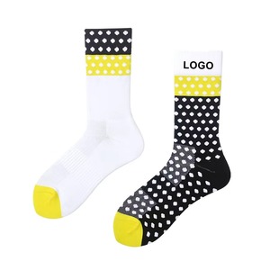 Calcetines de Ciclismo de nailon personalizados para hombres Diseño de calidad con técnica de impresión digital de logotipo Compre calcetines deportivos atléticos para hombres - Product Image 5