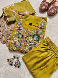 Increíble color de seda romana con trabajo manual Kurti Pant y Dupatta Woman Fashion Manufacturer de Surat a la tarifa más baja - Product Image 2