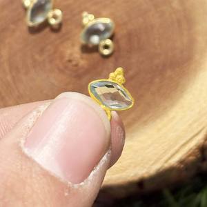 Colgante con Bisel de Cuarzo Aqua, Forma de Marquesa, Dije Delicado Chapado en Oro con Tres Colgantes Rawa - Product Image 3