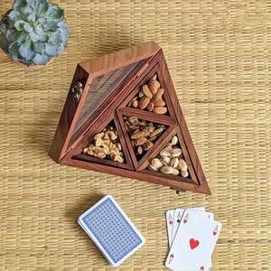 Boîte à épices en bois de manguier sculpté 4 triangles Fabricant en gros en forme de triangle Cuisine en bois brun foncé - Product Image 3