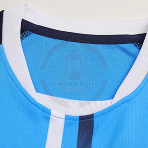 Uniforme de fútbol de color personalizado OEM al por mayor para hombres pantalones cortos impresos por sublimación con logotipo y nombre diseño personalizado para adultos - Product Image 2