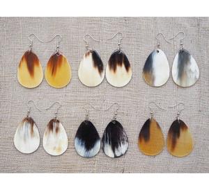 ต่างหูฮอร์นธรรมชาติทำด้วยมือน้ำหนักเบาและหรูหราอุปกรณ์เสริมที่ไม่ซ้ำใครเหมาะสำหรับแฟชั่นเป็นมิตรกับสิ่งแวดล้อมและเป็นของขวัญ - Product Image 1