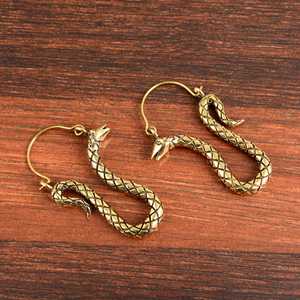 Pendientes de Aro con Diseño de Serpiente, Moda 2024, Joyería Gótica de Latón para Mujer, Acabado Plateado Oxidado, Diseño de Reptil, Venta al Por Mayor/OEM - Product Image 3