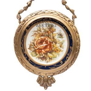 Art mural antique en laiton avec cadre orné suspendu et pièce maîtresse en porcelaine florale au design royal vintage - Product Image 3
