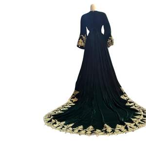 Robe afghane kuchi vert émeraude pour femmes, robe de luxe en soie brodée pour les événements de nikkah et les mariages - Product Image 2