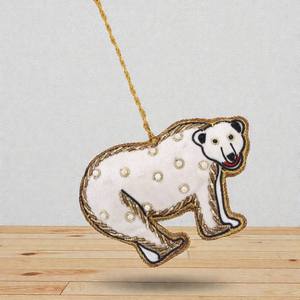 Adorno de Oso Polar Zari |   Oso de Tela con Cuentas y Contorno Dorado para Decoración Festiva, Invernal e Interior - Product Image 2