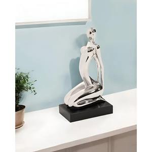 Sculpture de table de luxe en métal doré Ornement artistique artisanal Pièce de déclaration audacieuse pour intérieurs contemporains - Product Image 3