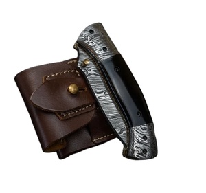 Cuchillo Plegable Multifuncional de Acero Damasco Inoxidable Hecho a Mano con Empuñadura de Cuerno de Búfalo y Funda de Cuero Fino - Product Image 2