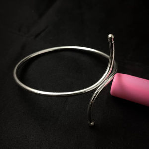 กำไลทองเหลืองชุบเงินดีไซน์ทันสมัยดีไซน์ยอดเยี่ยมปรับขนาด/รูปร่างและของขวัญใช้ในราคาถูก - Product Image 1