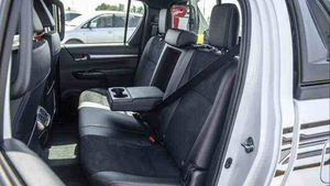 Usado para Hilux 4WD Doble Cabina V6 Turbo Diésel Manual con Volante a la Izquierda, Asientos de Tela R17, Cámara Trasera, Aleación de Aluminio - Product Image 2